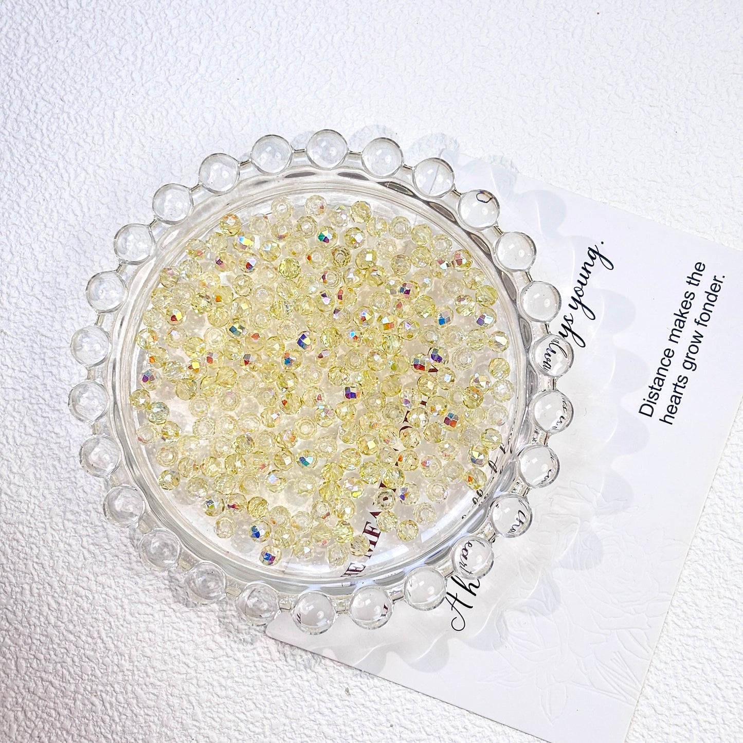 Round and glittering with a lustrous shine(4mm)